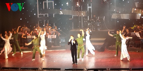 เสียงเพลงผ่านคลื่นวิทยุกระจายเสียงในดอกาสครบรอบ 65 ปีการก่อตั้งโรงละครสถานีวิทยุเวียดนาม